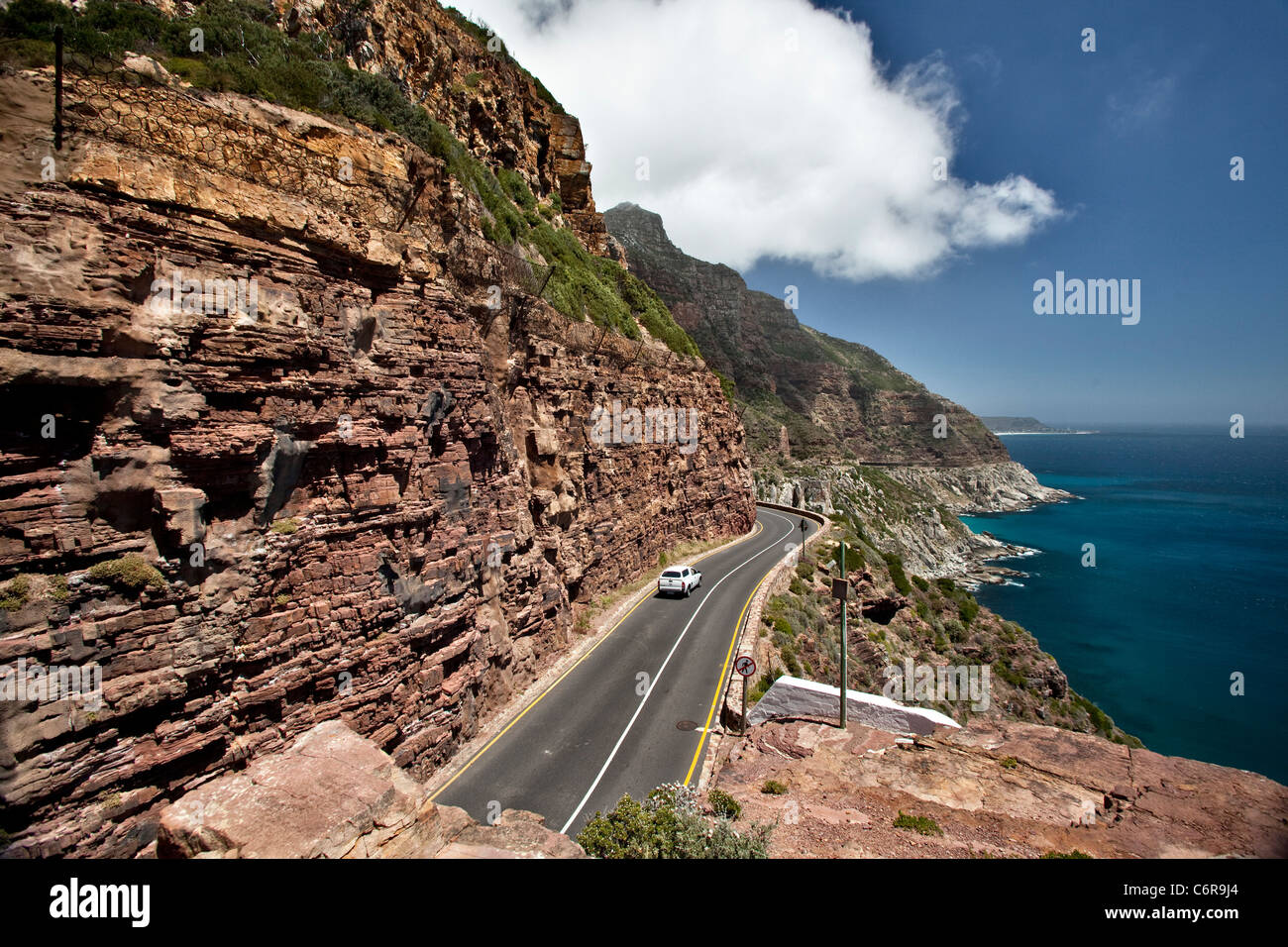 Die Straße, die durch den Berg auf Chapmans Peak Drive, ein Favorit für Touristen spaltet. Stockfoto