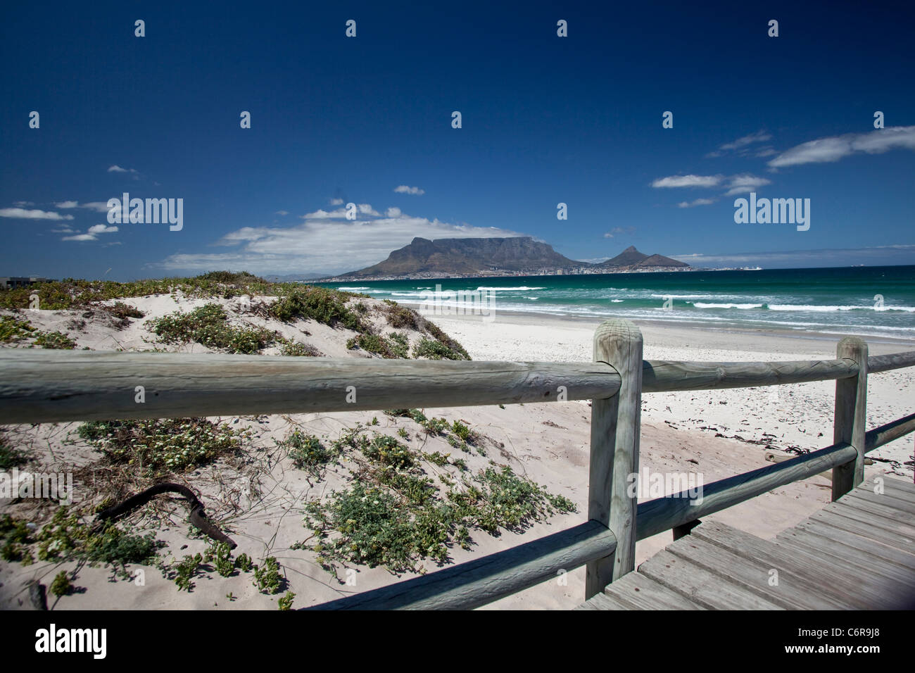 Blick über Table Bay zum Tafelberg von Blouberg Strand Stockfoto