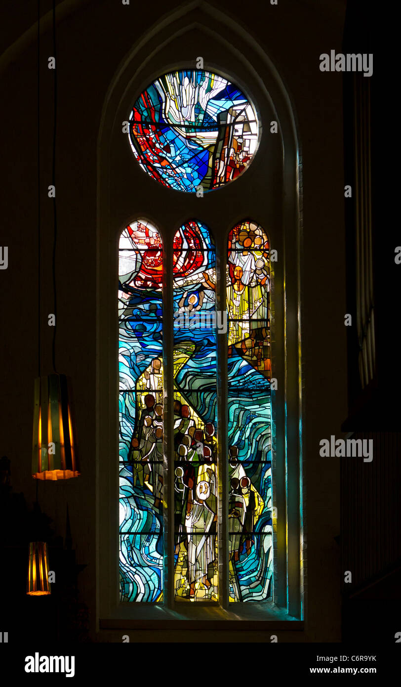 Glasmalerei an der Nikolaikirche (St.-Nikolaus Kirche) in Kiel, Deutschland, Moses das Rote Meer Abschied darstellen. Stockfoto