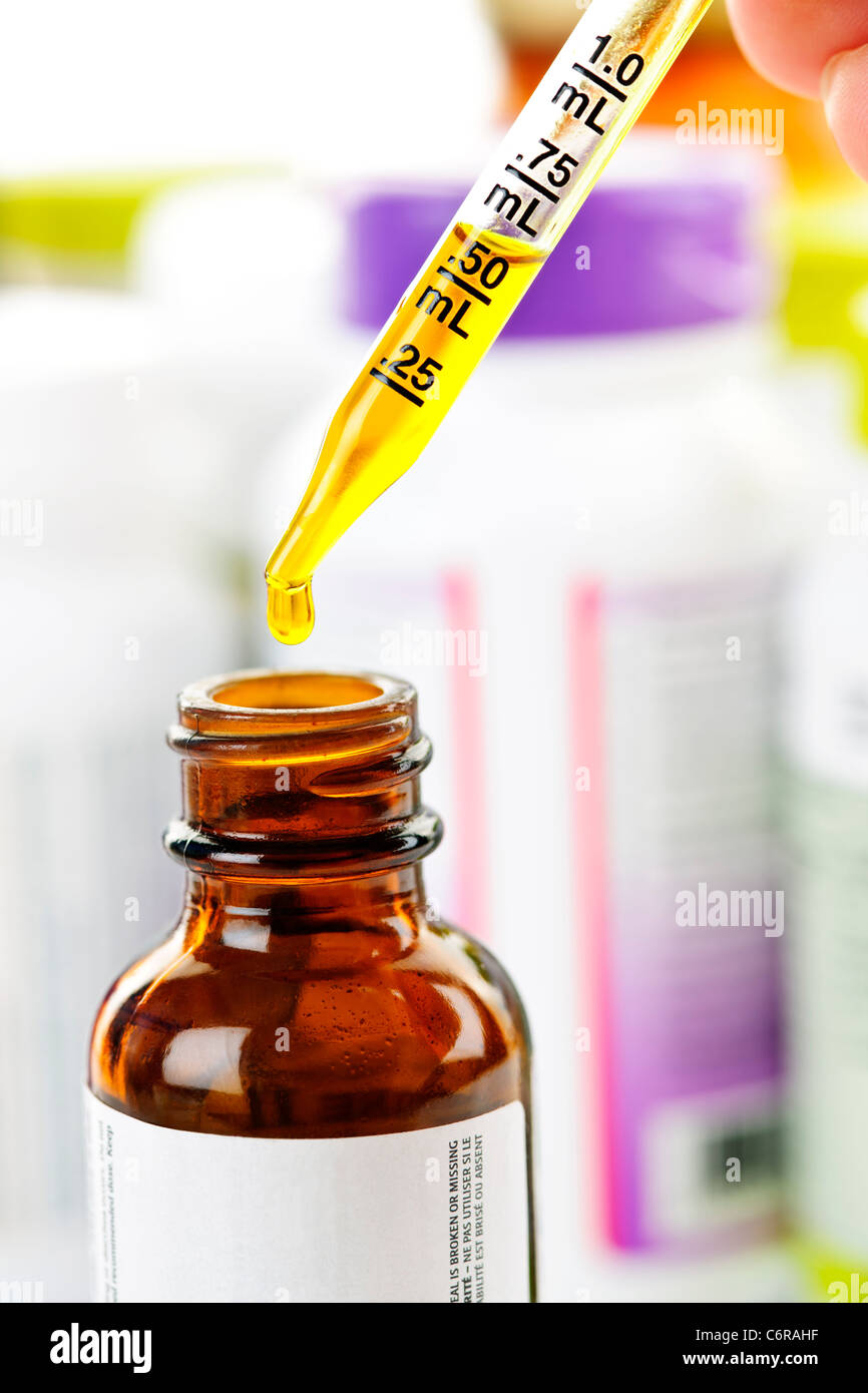 Nahaufnahme der flüssige Medizin in Glas Dropper und Flasche Stockfoto