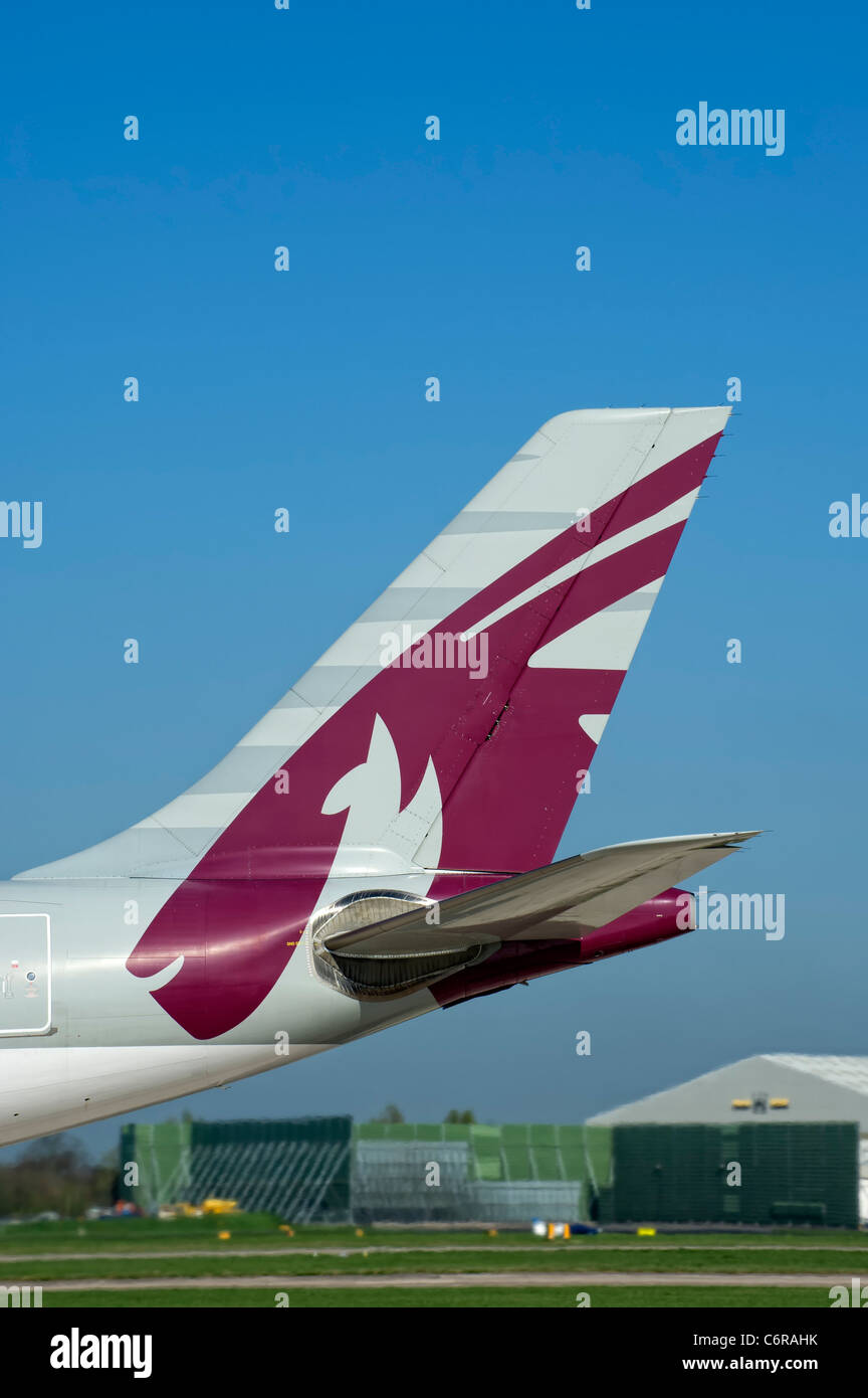 Schwanzflosse eines Qatar Airways Flugzeugen zeigt das logo Stockfoto