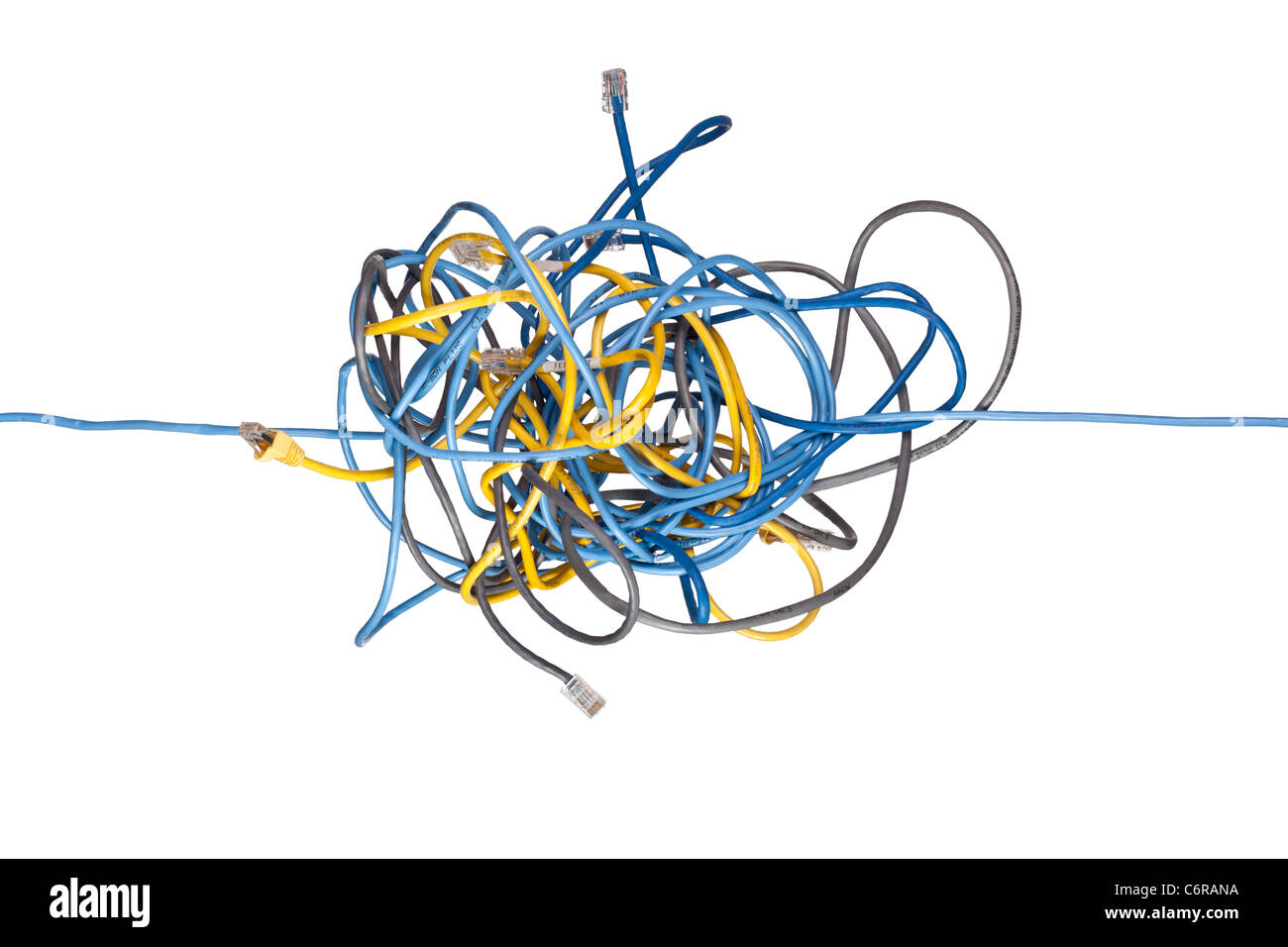 Netzwerk-Kabel durch ein wirres Bündel von Netzwerk-Kabel isoliert auf weißem Hintergrund Stockfoto