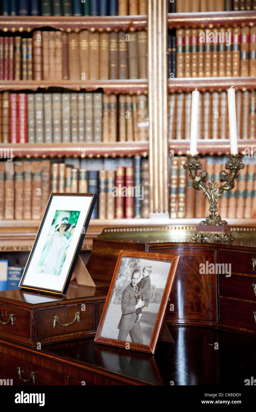 Fotografien in der Doppel-Bibliothek Highclere Castle, Newbury, Berkshire, England, UK. Foto: Jeff Gilbert Stockfoto