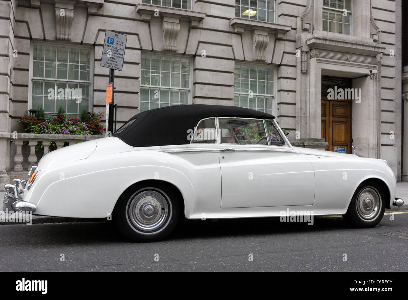 Herrliche Rolls Royce Silver Cloud 11 Cabrio, hier in Pall Mall, London gesehen. Stockfoto