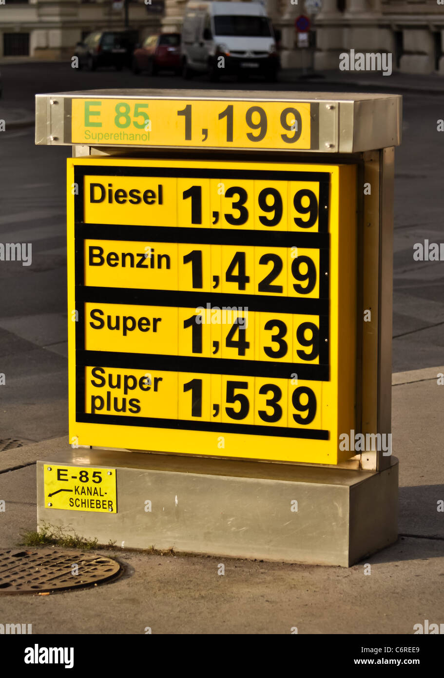 Anzeige der steigenden Kraftstoffpreise an einer österreichischen Servicestation Stockfoto