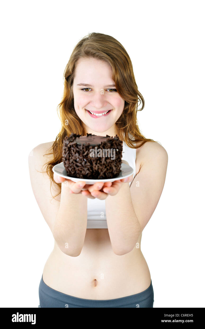 Lächelnde junge Frau versucht durch einen leckeren Schokoladenkuchen Stockfoto