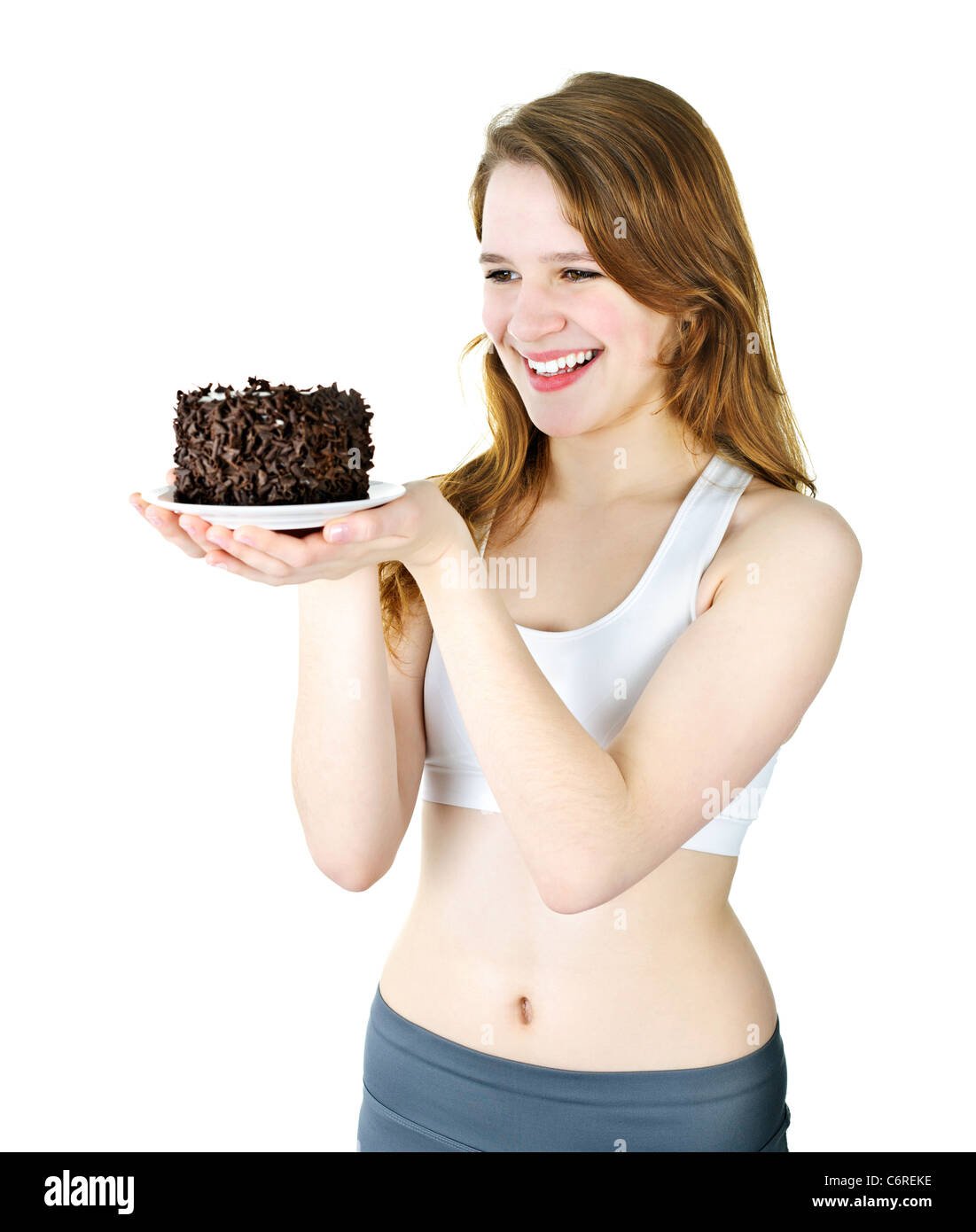 Lächelnde junge Frau hält einen leckeren Schokoladenkuchen Stockfoto
