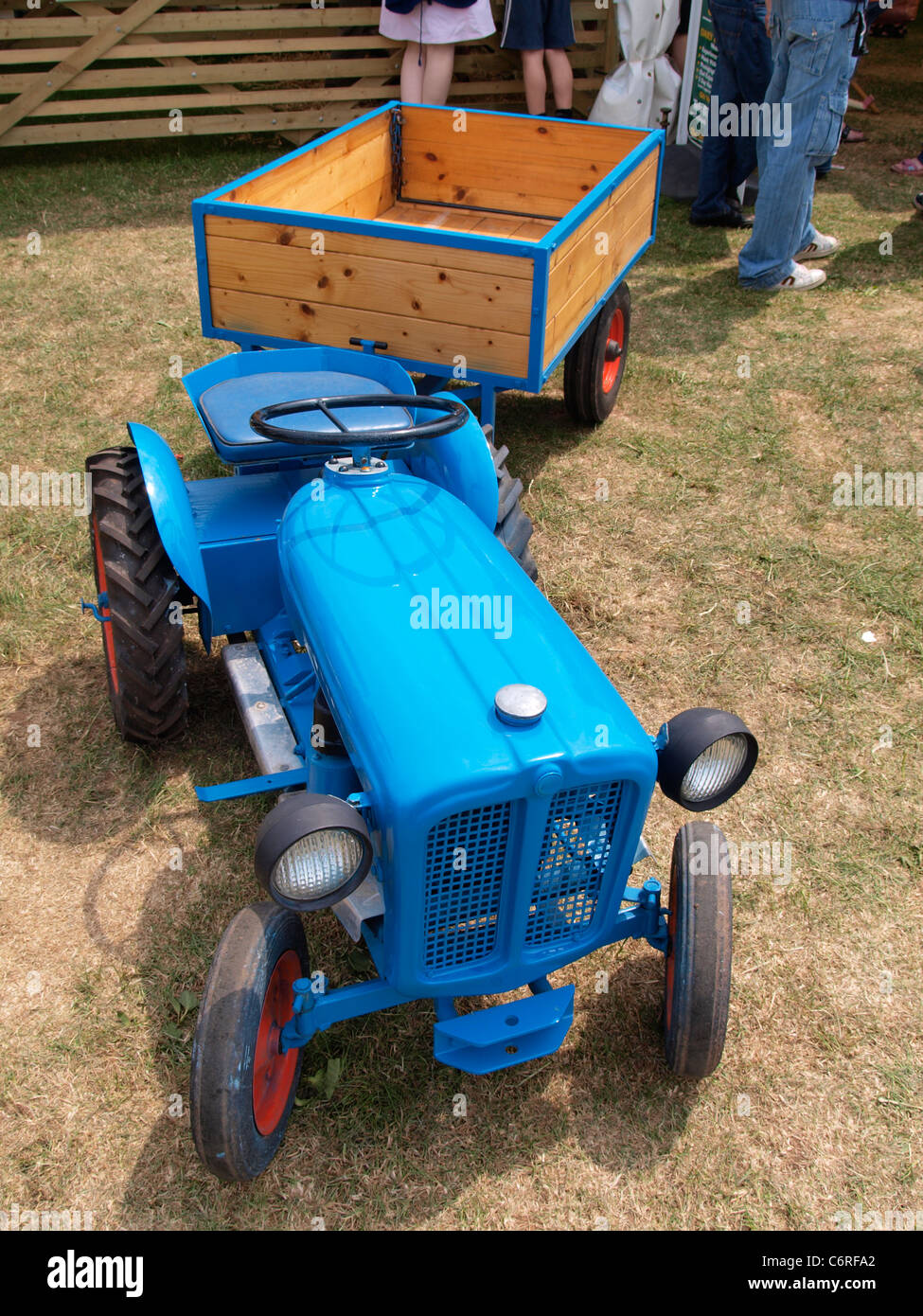 Mini-Traktor und Anhänger, UK Stockfoto