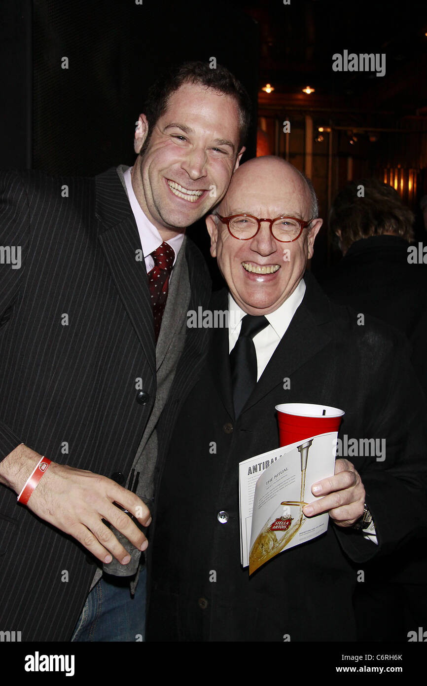 Jon Levenson und Mart Crowley besucht das Dorf Stimme OBIE Awards 2010, Ehrung der besten Off-Broadway, statt auf Webster Stockfoto