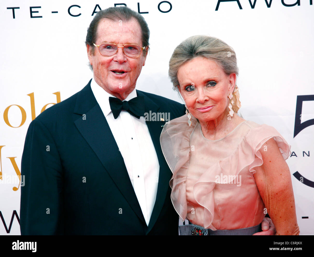 Roger Moore und seine Frau Kristina Tholstrup, bei der Abschlusszeremonie der 2010 Monte Carlo Television Festival statt, bei Stockfoto