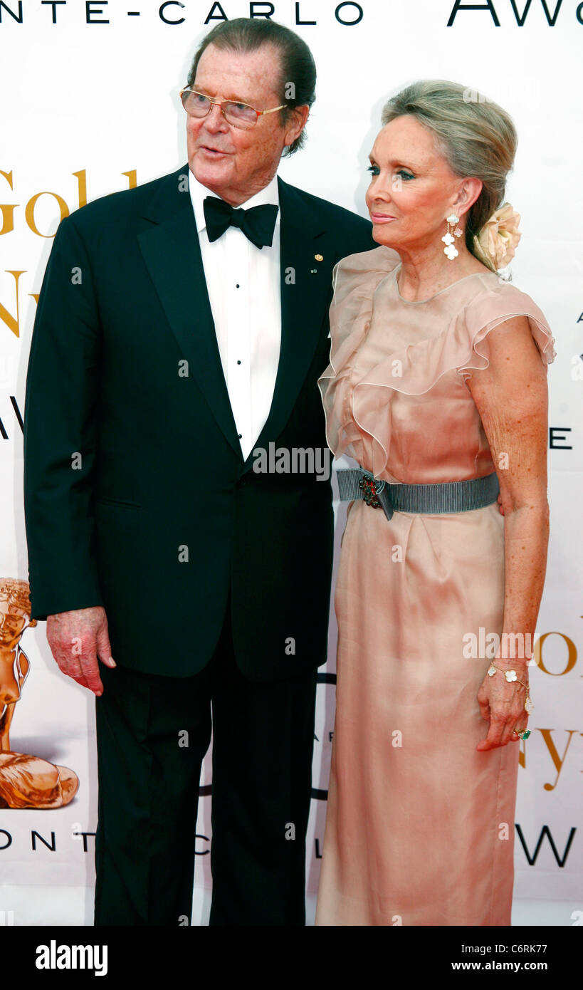 Roger Moore und seine Frau Kristina Tholstrup, bei der Abschlusszeremonie der 2010 Monte Carlo Television Festival statt, bei Stockfoto