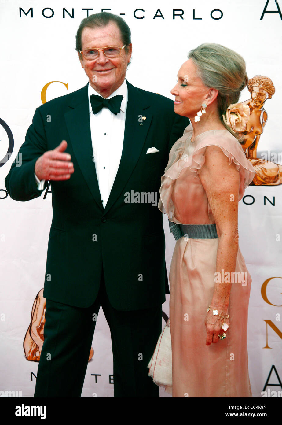 Roger Moore und seine Frau Kristina Tholstrup, bei der Abschlusszeremonie der 2010 Monte Carlo Television Festival statt, bei Stockfoto