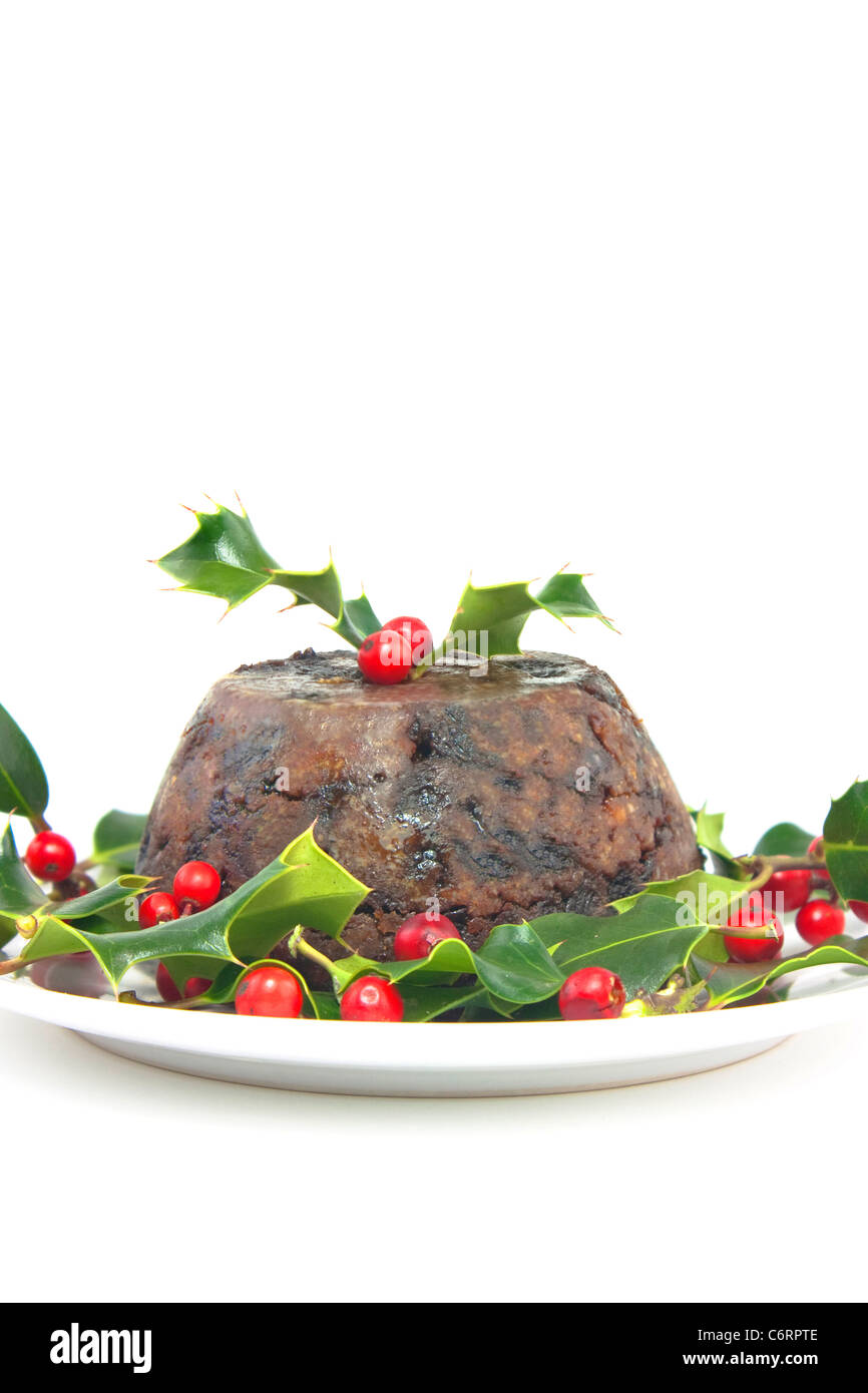 Christmas Pudding mit Holly und roten Beeren auf weißem Hintergrund Stockfoto
