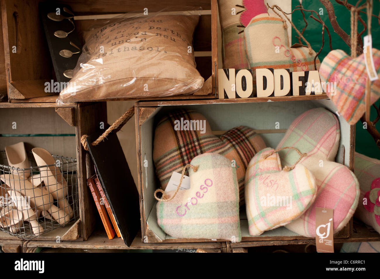 Die walisische Sprache Handwerk Gegenstände zum Verkauf an National Eisteddfod Wales, Wrexham 2011. Stockfoto
