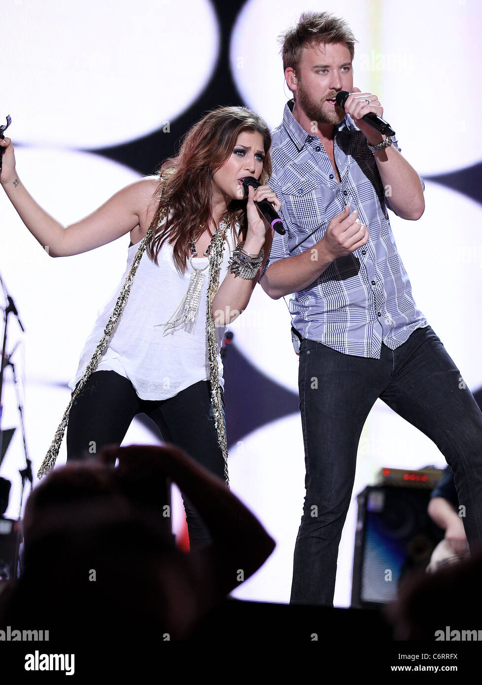 Charles Kelley, Hilary Scott von Lady Antebellum 2010 CMA Music Festival abendliche Konzerte im LP Field Nashville, Tennessee statt. Stockfoto