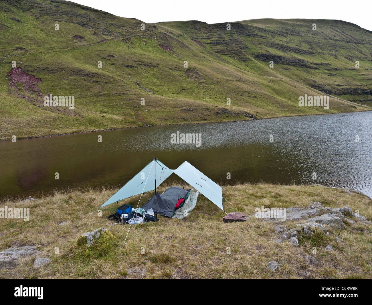 Wild campen auf den Schuhen von Llyn y Fan Fawr im Black Mountain Bereich der Brecon Beacons Stockfoto