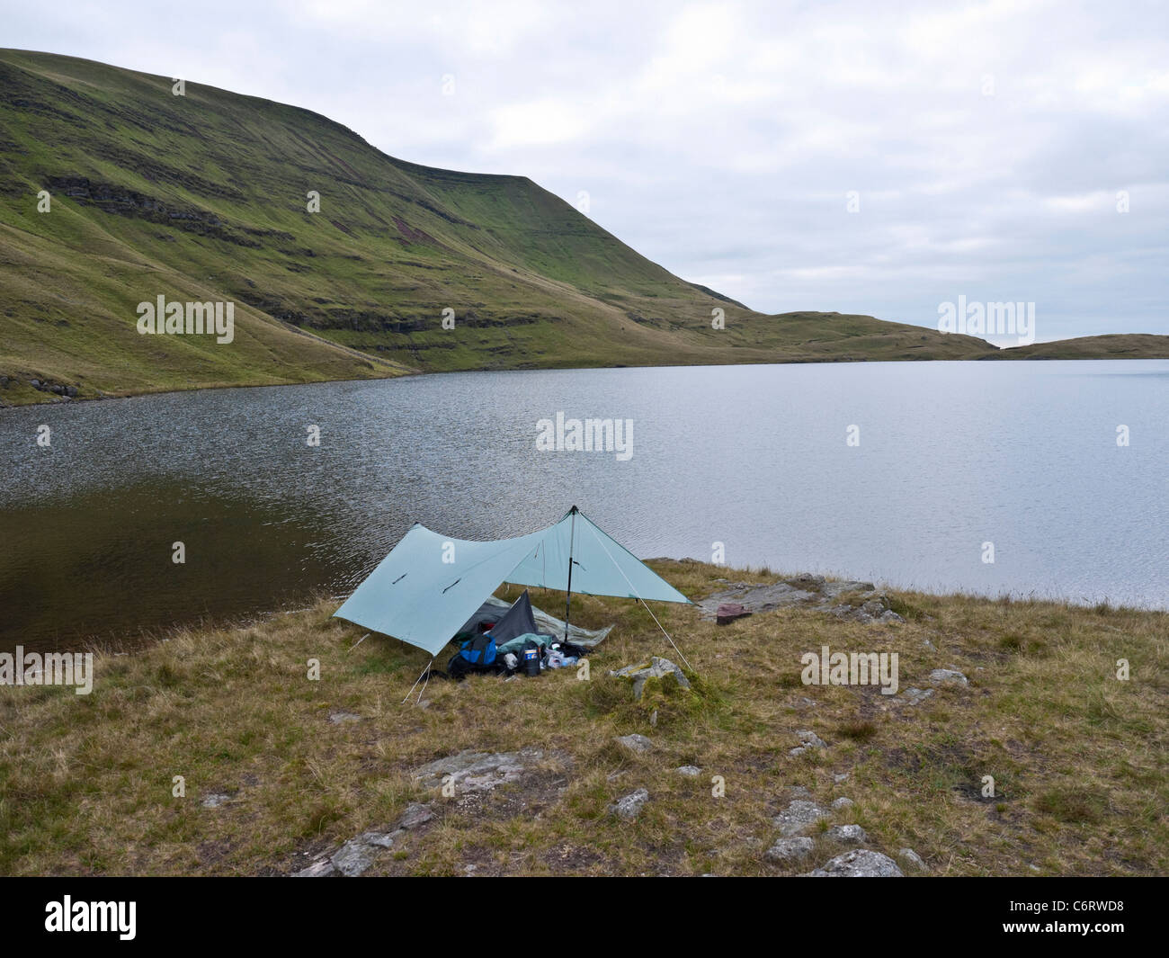 Wild campen auf den Schuhen von Llyn y Fan Fawr im Black Mountain Bereich der Brecon Beacons Stockfoto
