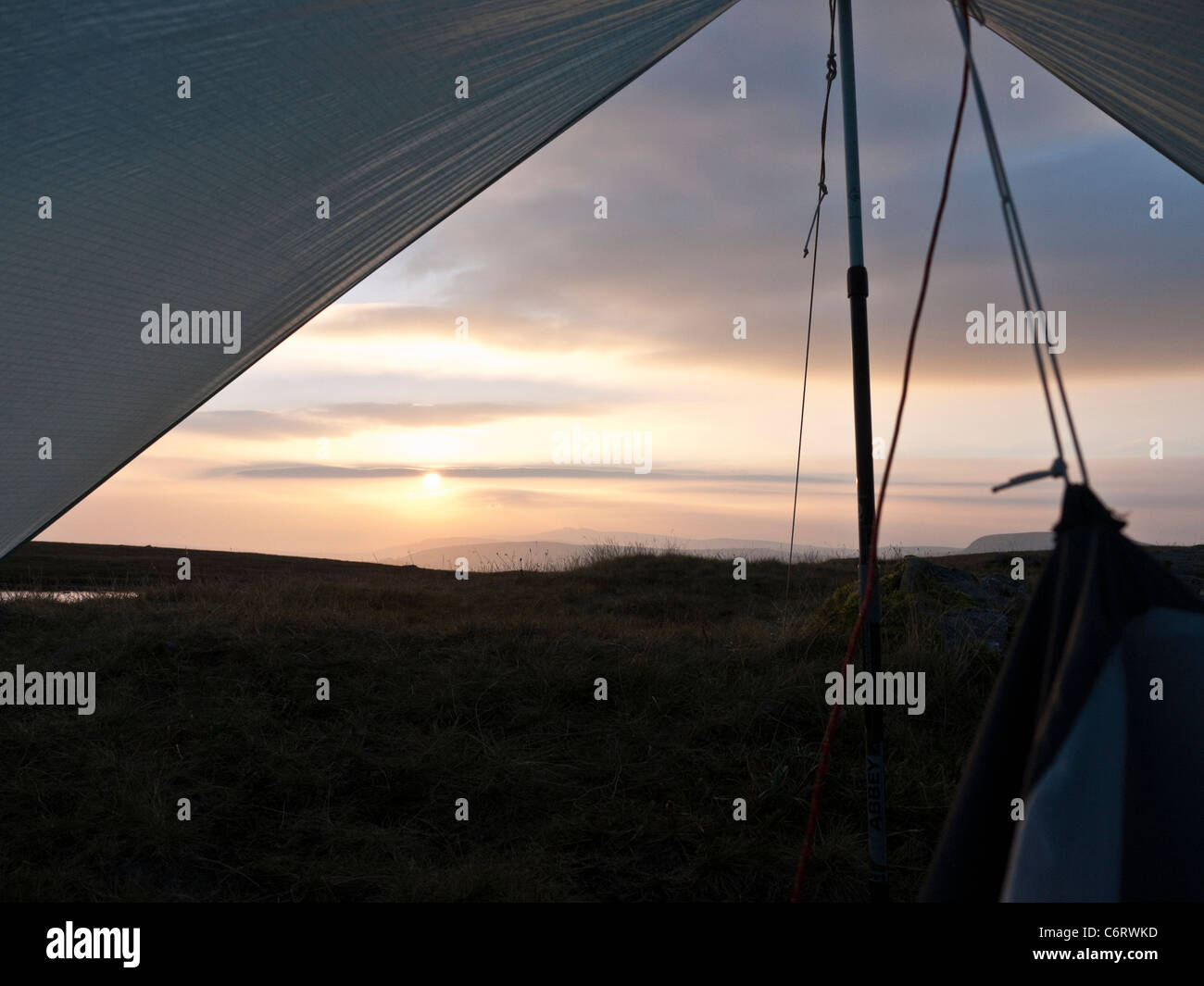 Sonnenaufgang über dem Pen y Fan aus einem wilden Lager in Black Mountain Bereich der Brecon Beacons Stockfoto