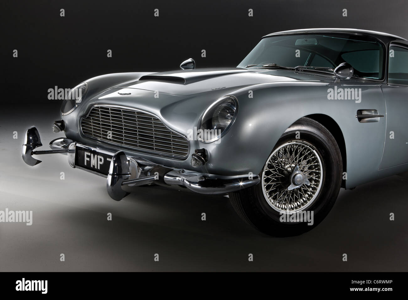 James Bond's iconic Aston Martin DB5 käuflich zum ersten Mal in der Geschichte James Bondâ€™ s Aston Martin DB5 als getrieben Stockfoto