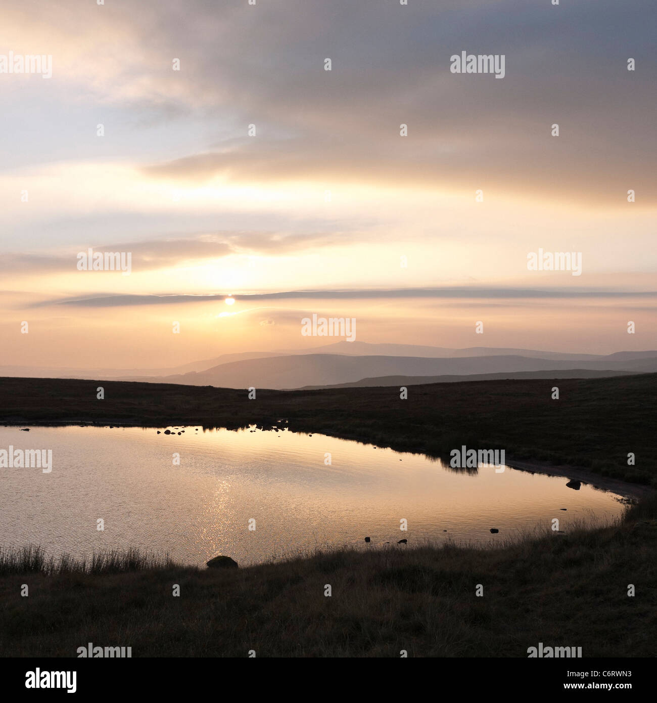 Sonnenaufgang über dem Peny Fan und die zentralen Leuchtfeuer von den Ufern des Llyn y Fan Fawr im Black Mountain Bereich der Brecon Beacons Stockfoto