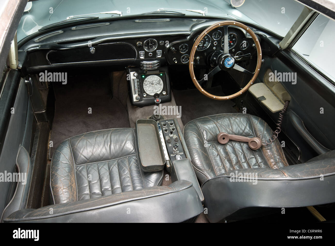 James Bond's iconic Aston Martin DB5 käuflich zum ersten Mal in der Geschichte James Bondâ€™ s Aston Martin DB5 als getrieben Stockfoto