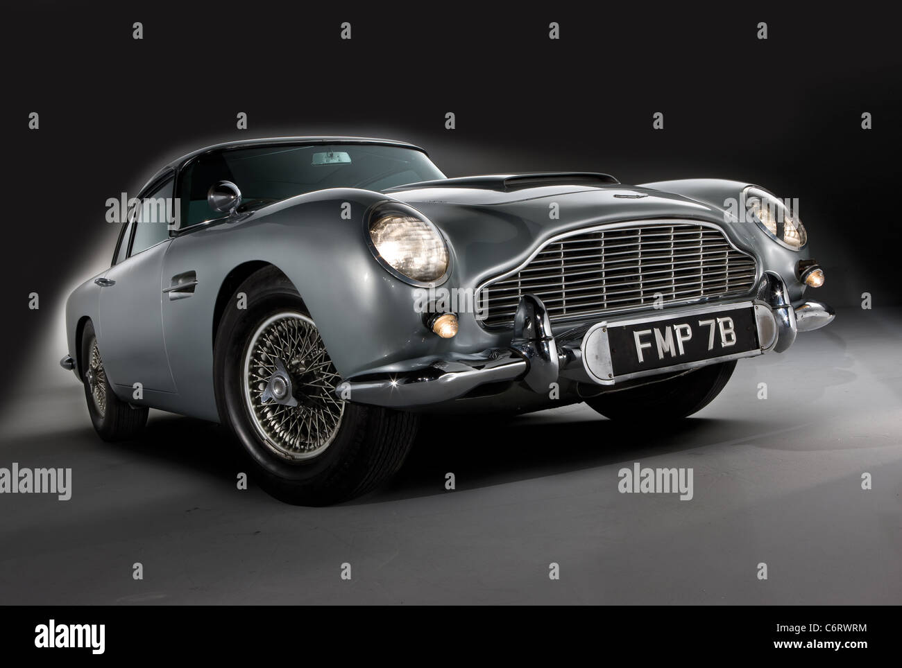 James Bond's iconic Aston Martin DB5 käuflich zum ersten Mal in der Geschichte James Bondâ€™ s Aston Martin DB5 als getrieben Stockfoto