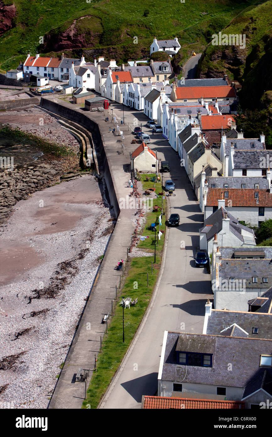 Ansicht von Pennan in Aberdeenshire von den Klippen über Stockfoto