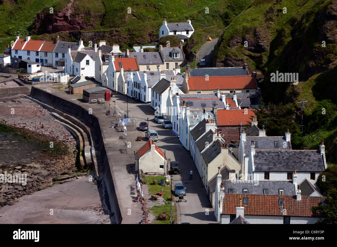 Ansicht von Pennan in Aberdeenshire von den Klippen über Stockfoto