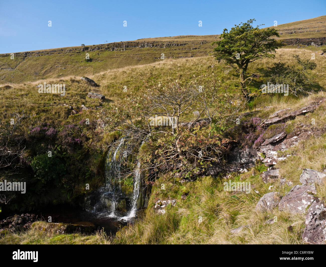 Wasserfall auf die Beacons weit unter dem Fan Hir Grat in den schwarzen Bergen des Brecon Beacons Stockfoto