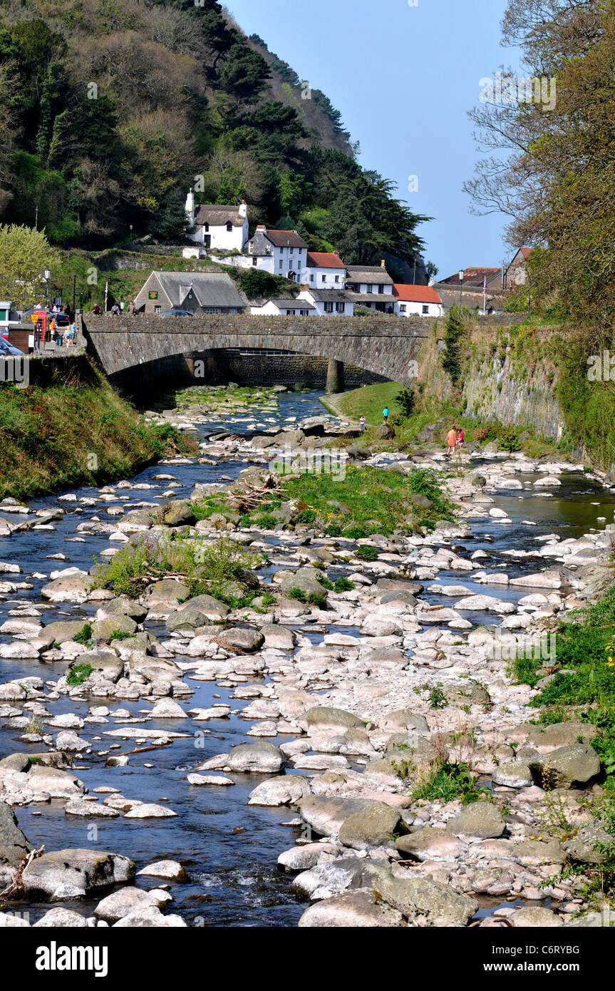 Die East Lyn Fluss und Brücke bei Lynmouth, North Devon. Großbritannien, UK Stockfoto
