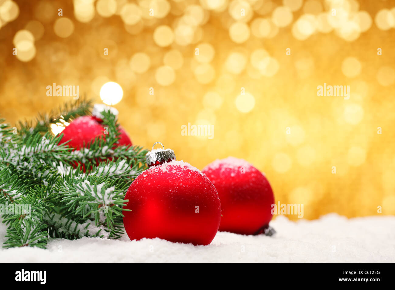 Nahaufnahme der Weihnachtskugeln mit Tannenzweig auf festlichen Hintergrund. Stockfoto