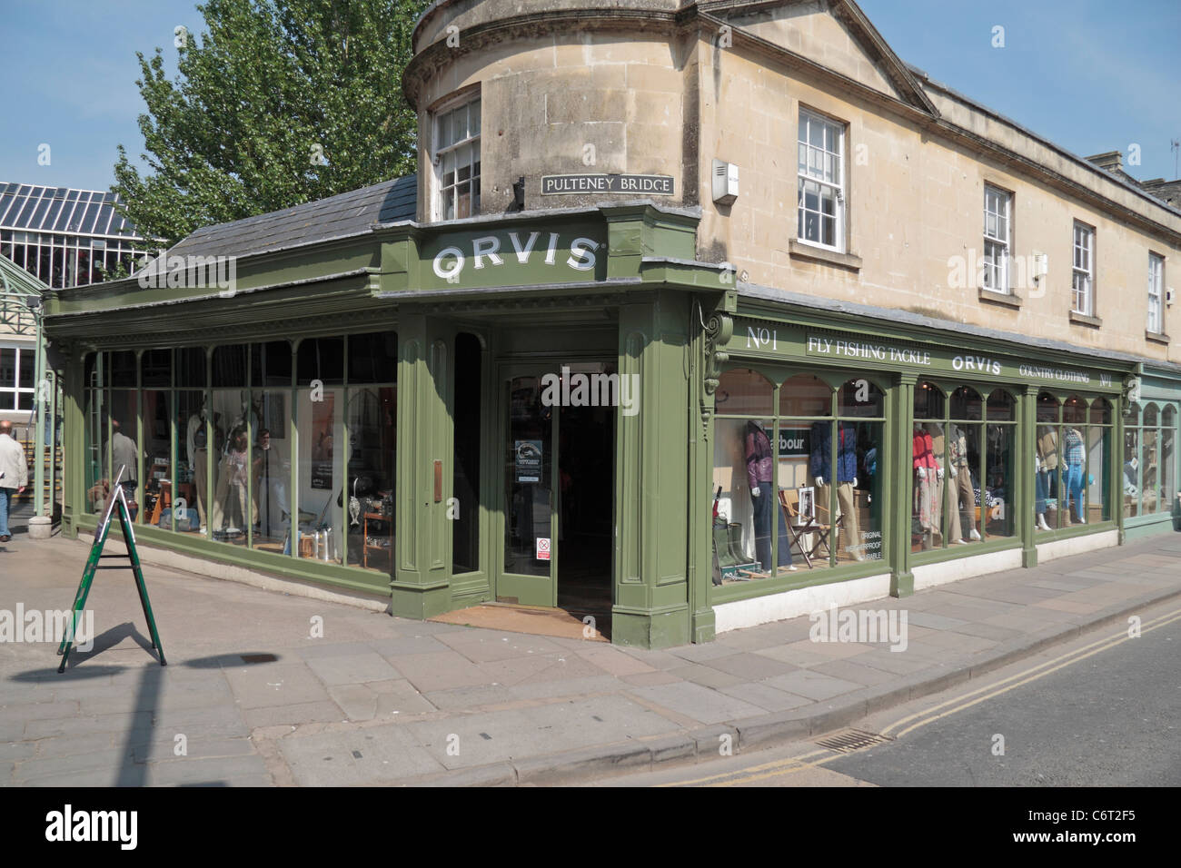 Das Orvis Einzelhandelsgeschäft auf Pulteney Bridge Bath, Somerset, UK. Stockfoto