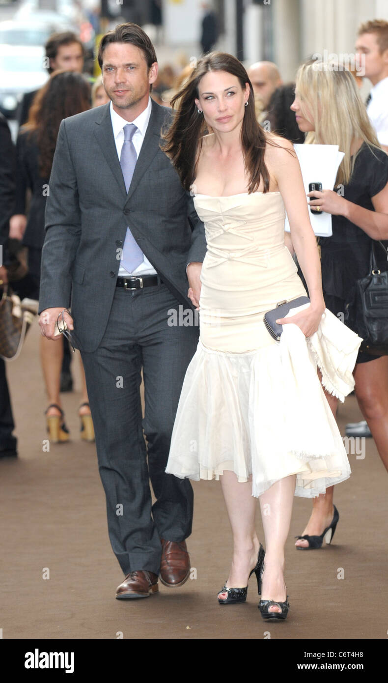 Dougray Scott Und Frau Claire Forlani Louis Vuitton Prasentiert Den Neuen Bond Street Maison Abfluge London England 25 05 10 Stockfotografie Alamy