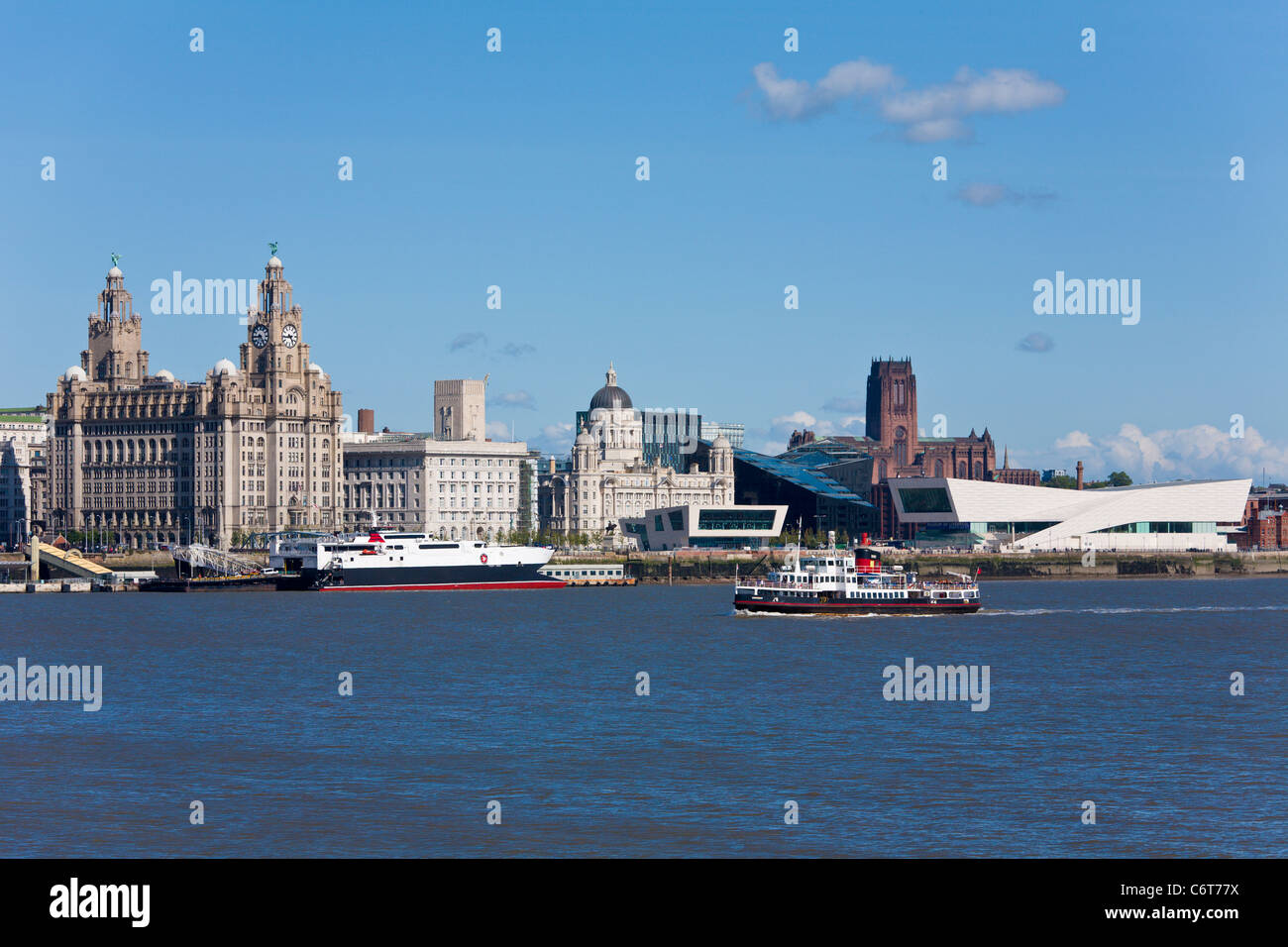 Liverpool Skyline und Mersey Ferry, England Stockfoto
