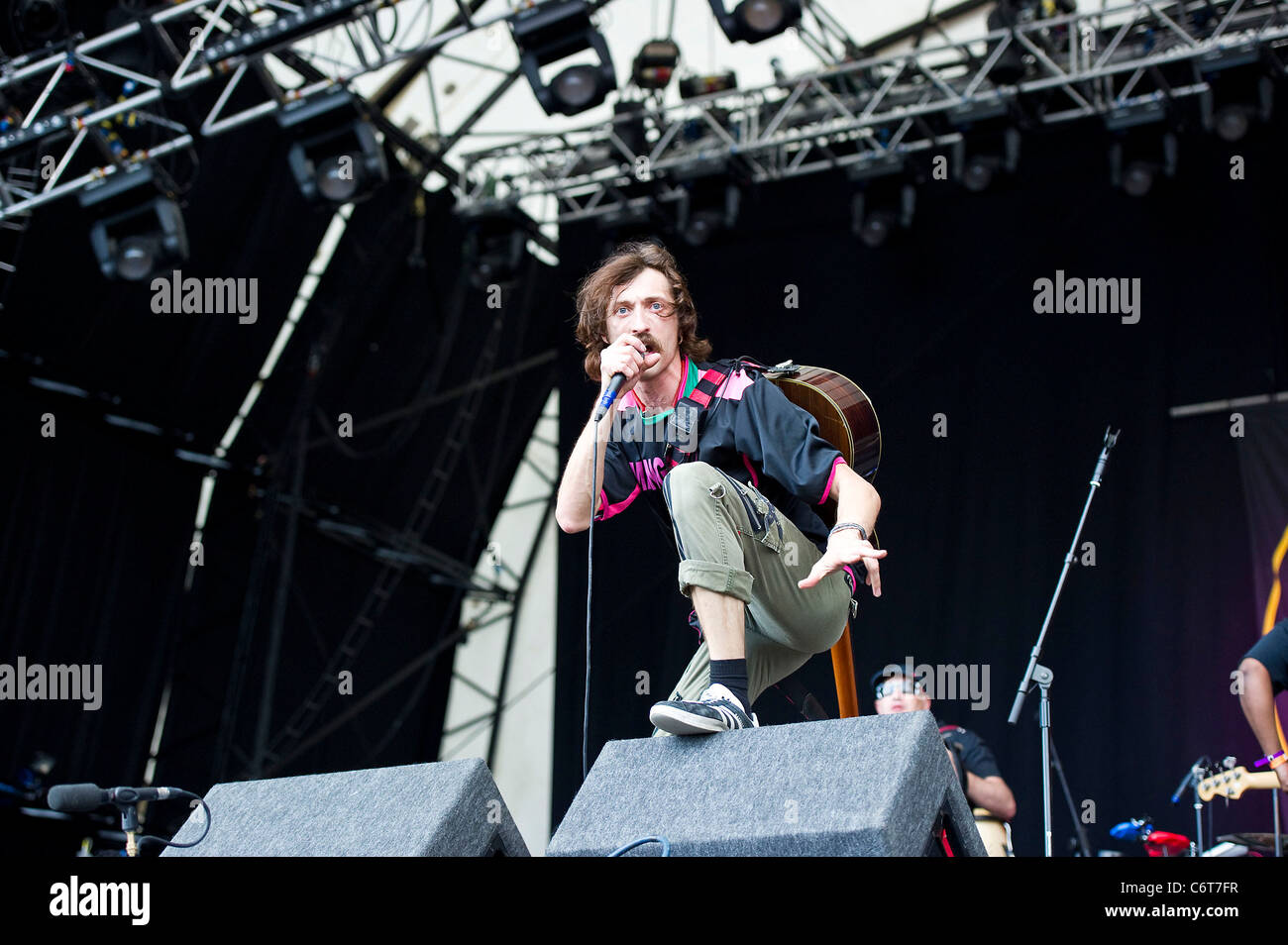 Wut-Faktor - Gogol Bordello die live bei Rage Against The Machine spezielle kostenlose Gig im Finsbury Park London, England- Stockfoto