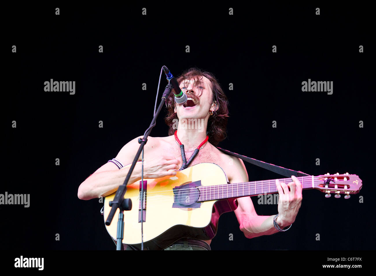 Wut-Faktor - Gogol Bordello die live bei Rage Against The Machine spezielle kostenlose Gig im Finsbury Park London, England- Stockfoto