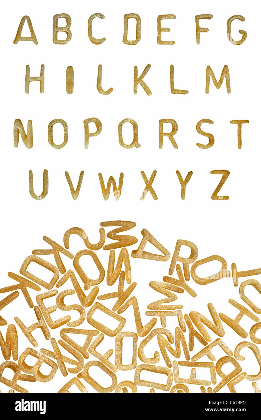 Alphabet Soup Nudeln Schriftart Gestaltungselement. Kinder essen Hintergrund. Stockfoto