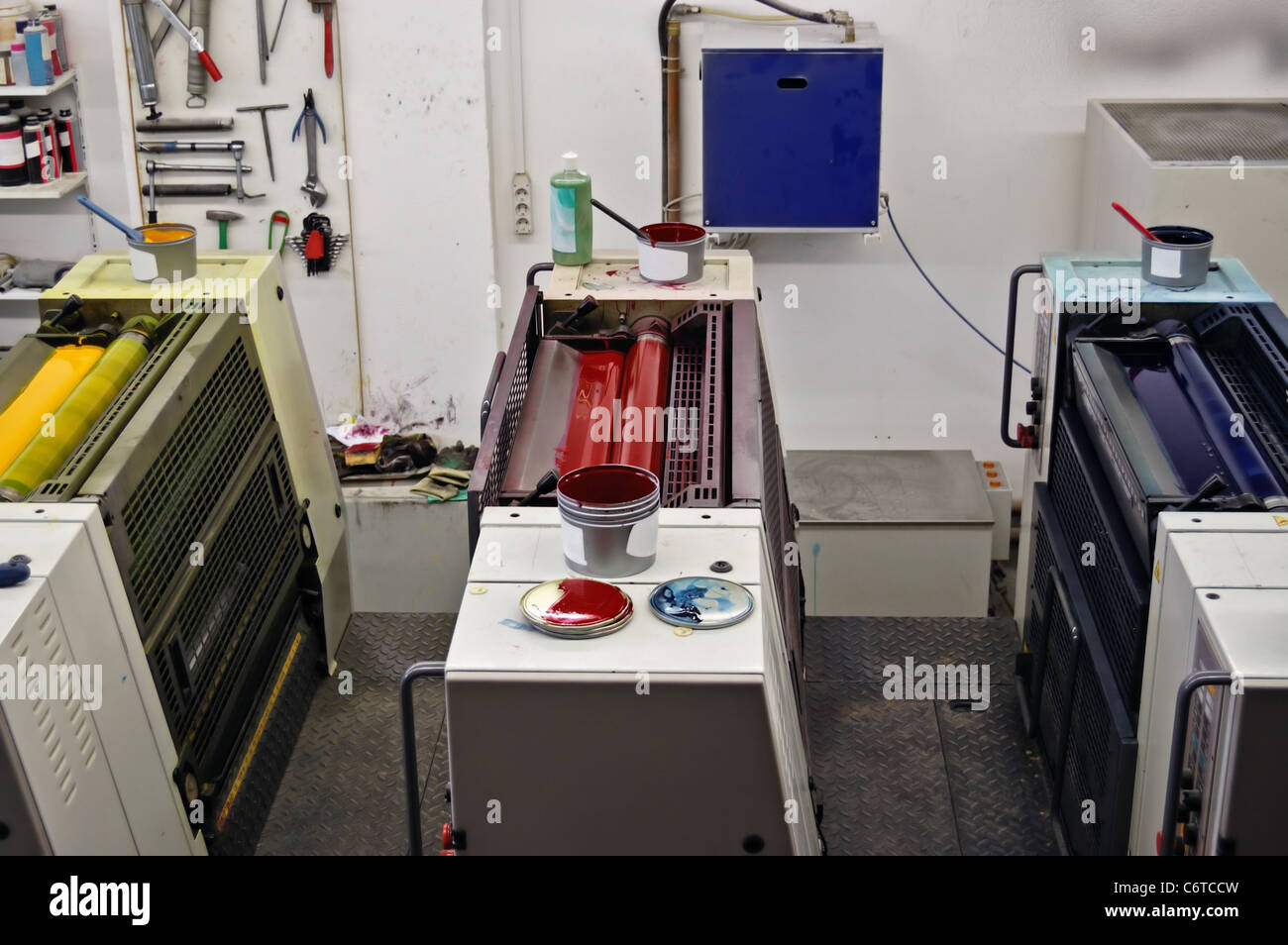 Druckmaschine Produktionslinie mit Cmyk-Farben. Rote, blaue und gelbe Tinte. Stockfoto