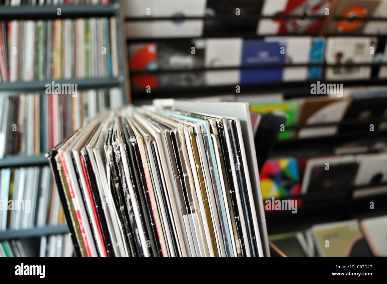 Vinyl Schallplatten audio mit bunten Ärmeln am Datensatz zu speichern. Selektiven Fokus. Stockfoto