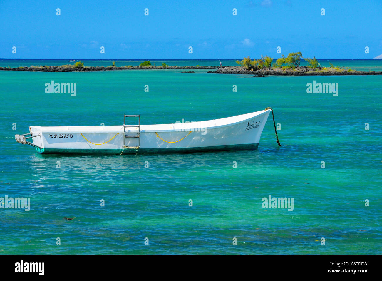 Ein Schiff vor Anker in der Bucht von Cap Malheureux, Riviere Du Rempart, Mauritius. Stockfoto