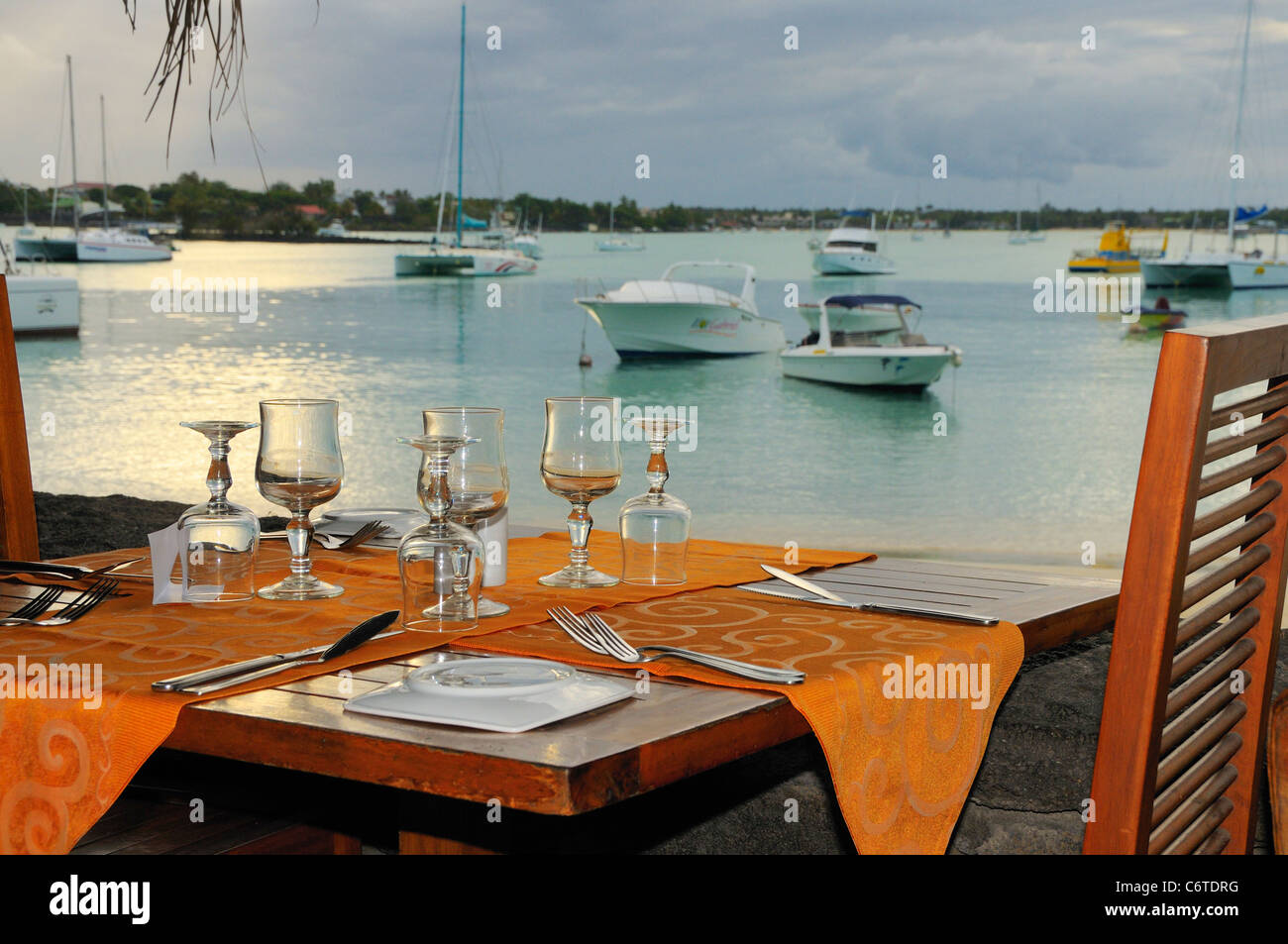 Mit Blick auf die Bucht von einem Restaurant in einen stürmischen Abend in Riviere Du Rempart, Grand Baie, Mauritius. Stockfoto