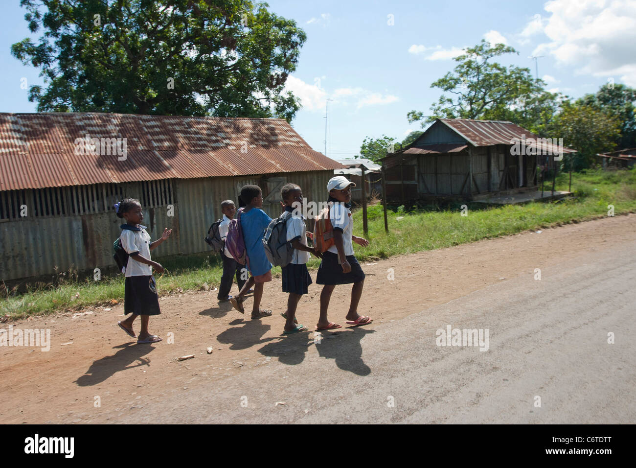 Madagaskar, madagassische Kinder auf der Straße Schule Insel Nosy Be, Hell Ville Stadt Geographie Afrika aus. Stockfoto