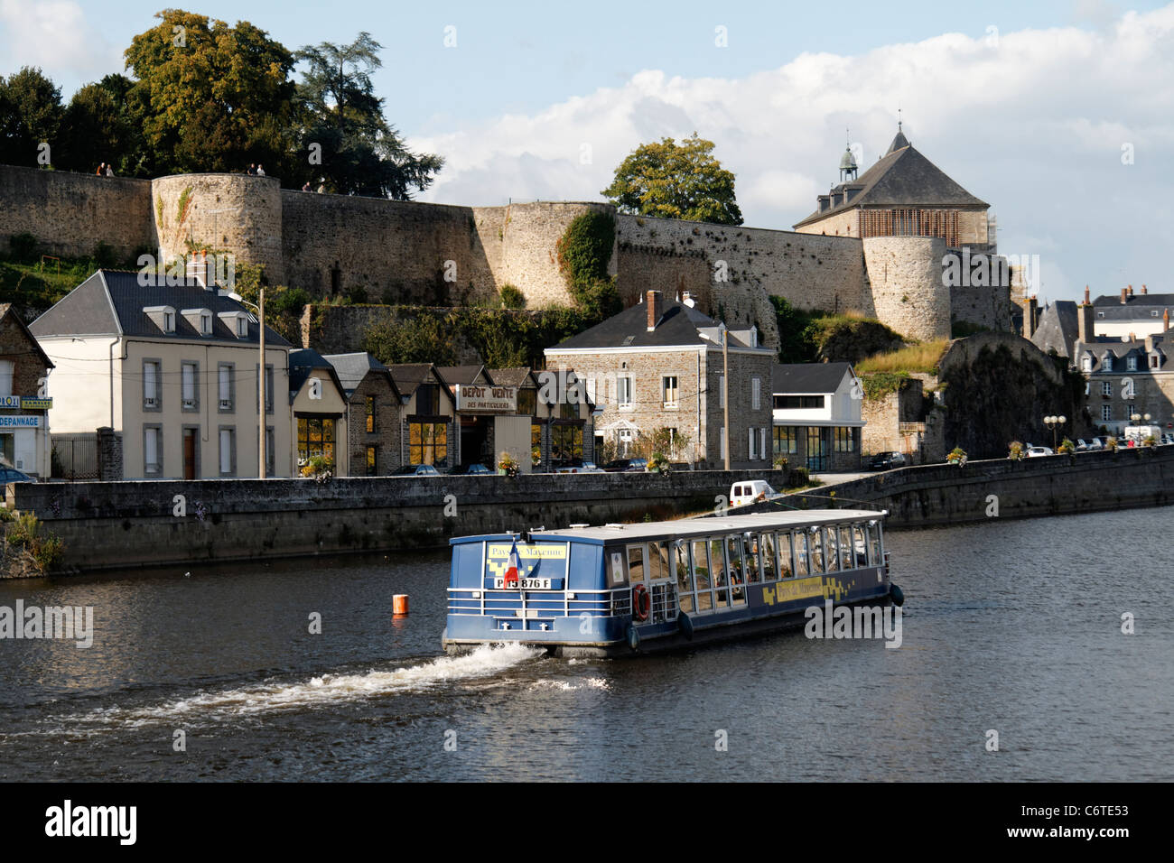 Eine Bootsfahrt für Touristen auf dem Fluss Mayenne (Mayenne, Pays De La Loire, Frankreich). Stockfoto