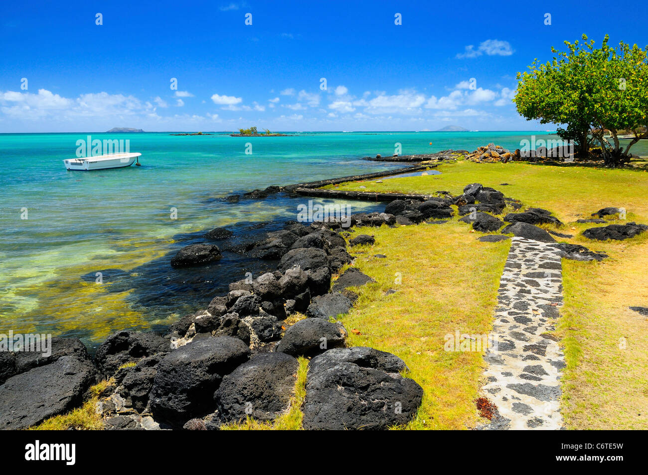 Die Küstenlinie und tief blauen und grünen Wasser in Cap Malheureux, Riviere Du Rempart, Mauritius. Stockfoto