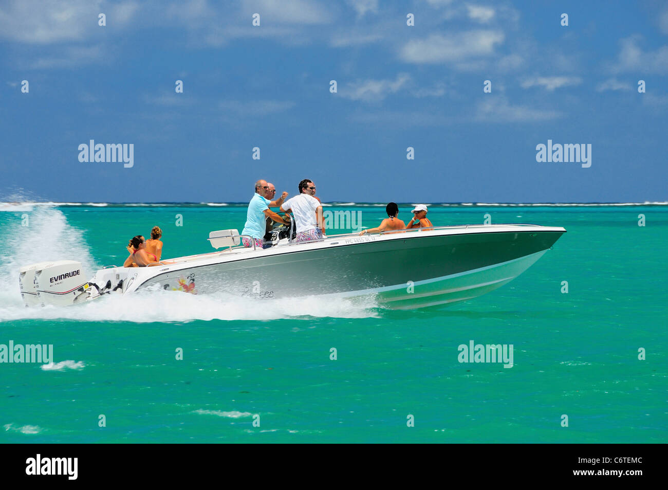 Genießen eine Fahrt mit Boot am Ufer in Cap Malheureux, Riviere Du Rempart, Mauritius. Stockfoto