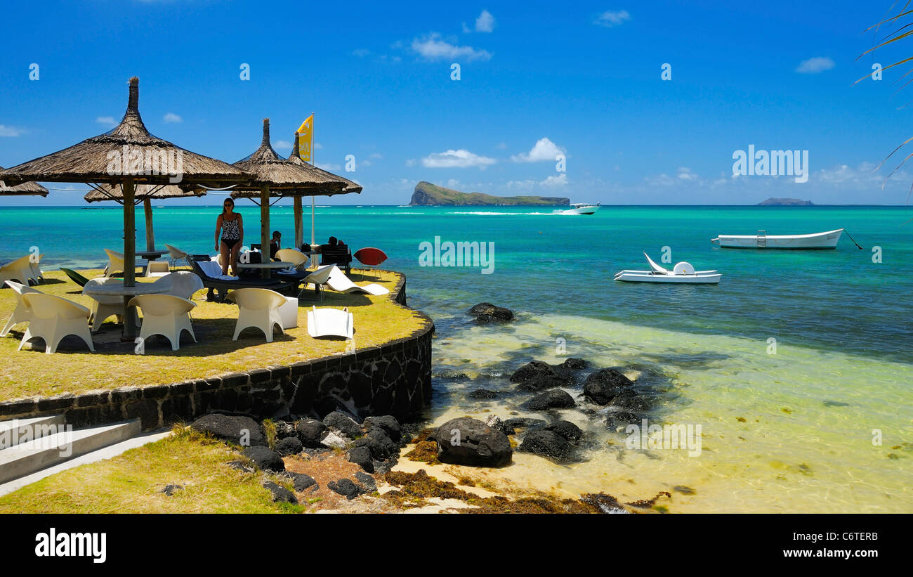 Blick vom Hotel in Richtung Insel Coin de Mire vom Ufer in Cap Malheureux, Riviere Du Rempart, Mauritius. Stockfoto
