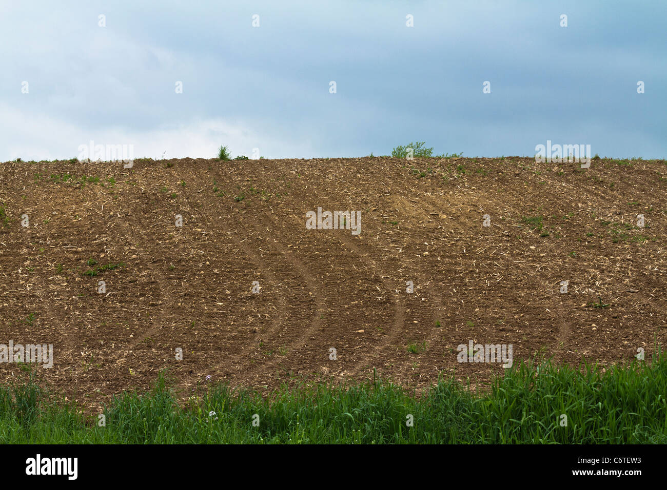 Frisch gepflügte und bearbeitete Flächen in der ländlichen Landschaft des Frühlings inspirierten landwirtschaftliche Landbilder Niemand in Michigan, USA, USA, horizontale Hochauflösung Stockfoto