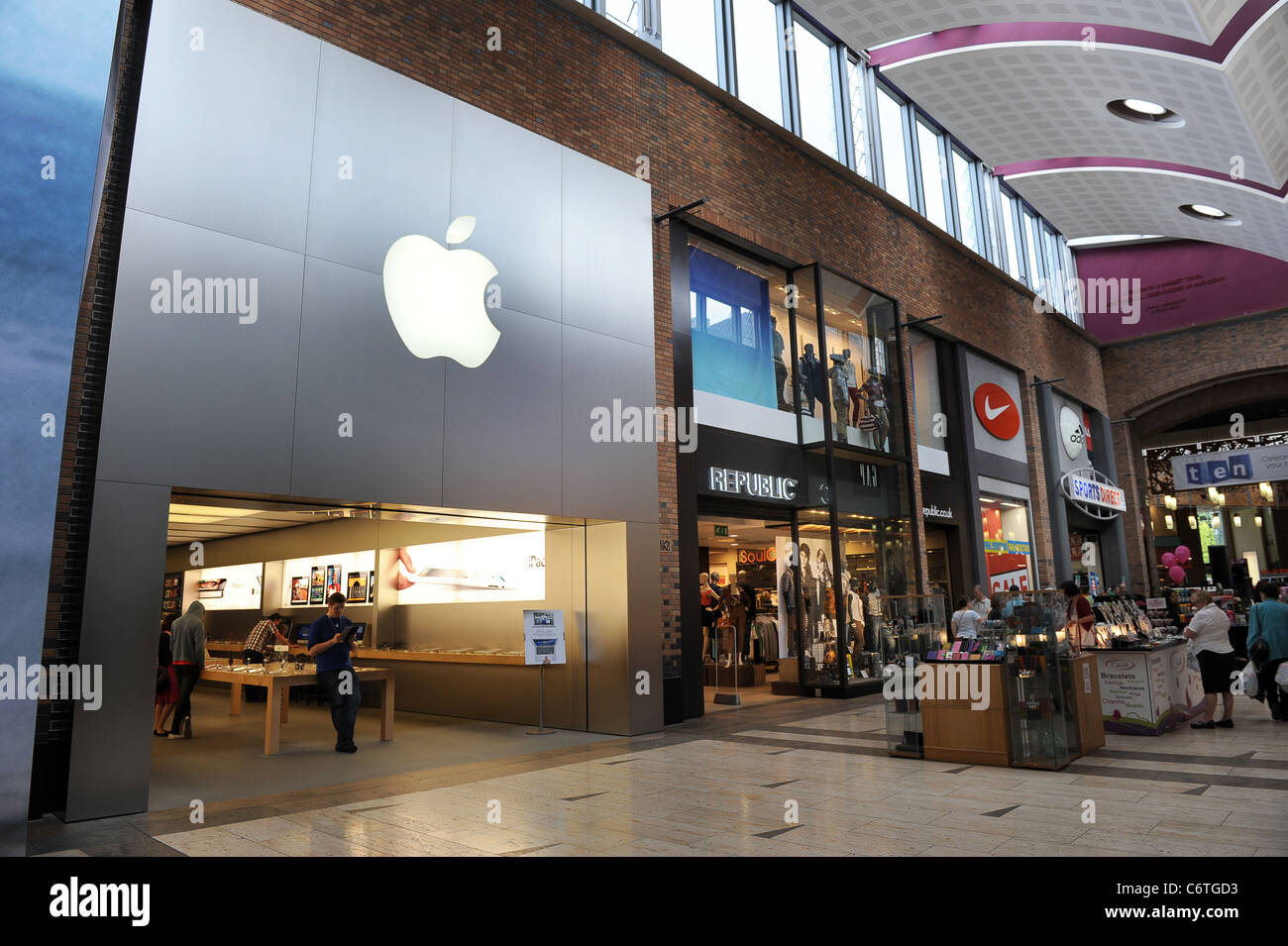 Im Apple Shop unter Touchwood Einkaufszentrum Solihull West Midlands Uk Stockfoto