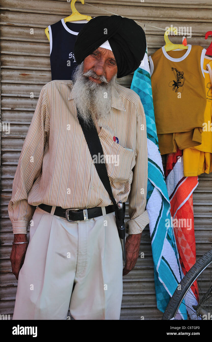 Sikh Mann Hemden auf der Straße zu verkaufen. Stockfoto