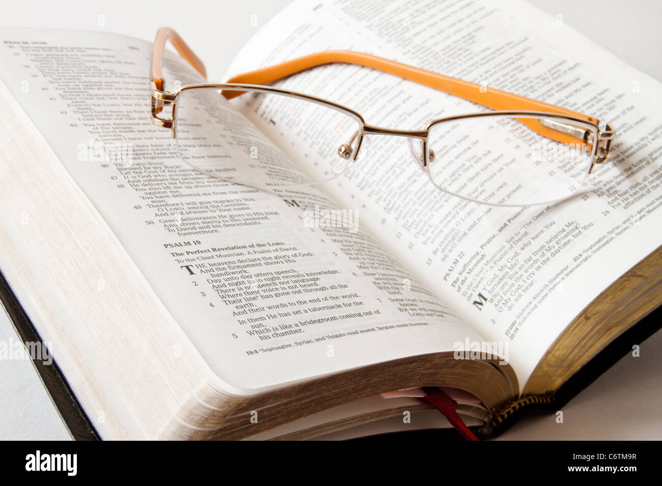 Bibel eröffnet mit Brille auf Sie Stockfoto